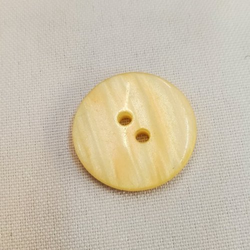 Bouton acrylique à 2 trous jaune paille 26 mm