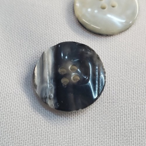 Bouton acrylique rond nuage marbré - noir et blanc - 23 mm