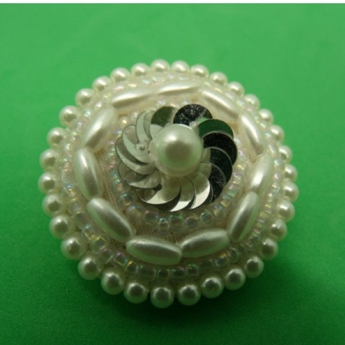 Bouton/bijou à queue perlé nacre,32 mm, à coudre sur un vêtement , gilet , chapeaux ou tout autre objet à décorer