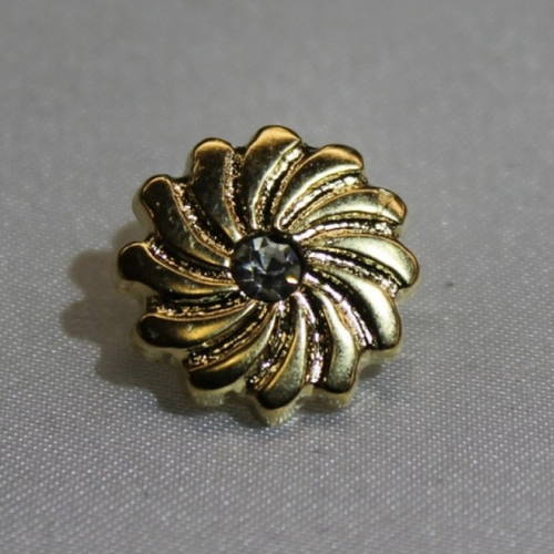 Bouton bijou fleur strass central métal doré 15 mm,super résistant et très décoratif