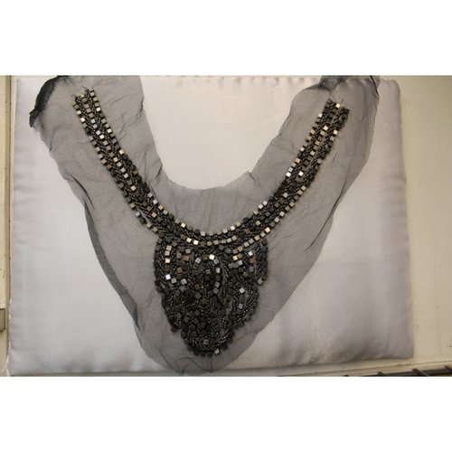 Col v à coudre perles et cubes gris/bronze,longueur 27 cm - monté sur tulle noir - très facile à poser
