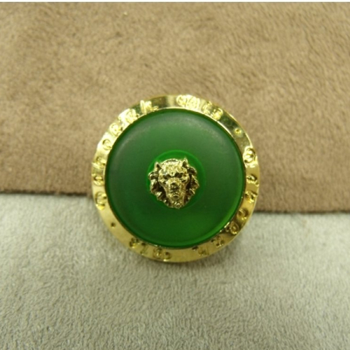 Bouton doré acrylique sur fond vert, 22 mm,de belle qualité