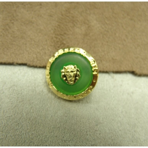 Bouton doré acrylique sur fond vert, 17mm,de belle qualité