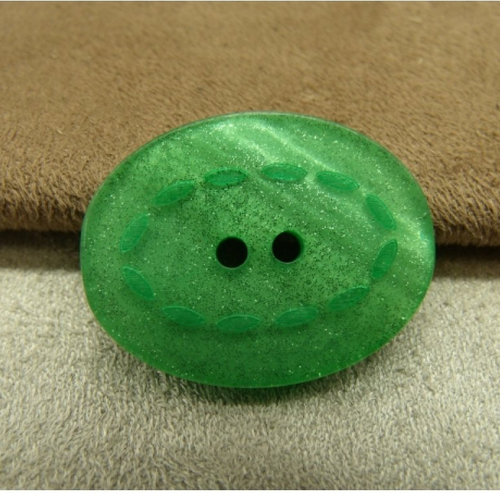 Bouton acrylique ovale vert à 2 trous,largeur: 28 mm / hauteur: 22 mm,de belle qualité