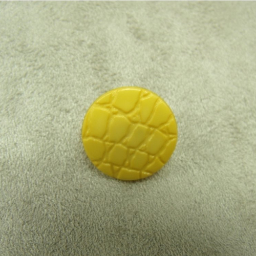 Bouton acrylique jaune , à queue,motif croco,17 mm, de belle qualité