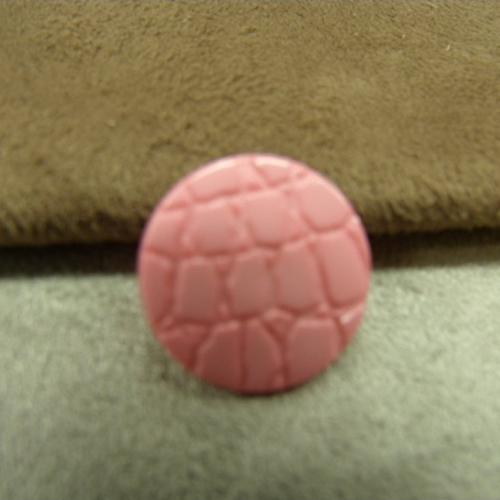 Bouton acrylique rose pale,à queue, motif croco,17 mm, de belle qualité