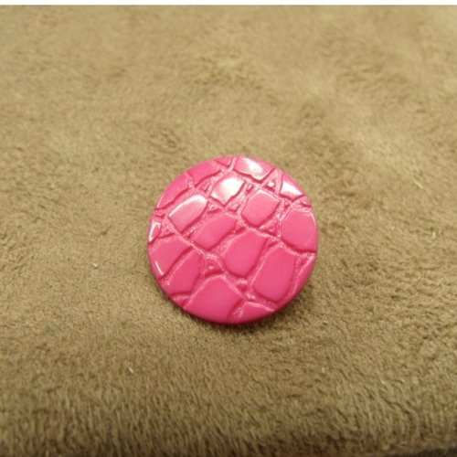 Bouton acrylique à queue,rose  motif croco  17 mm, de belle qualité