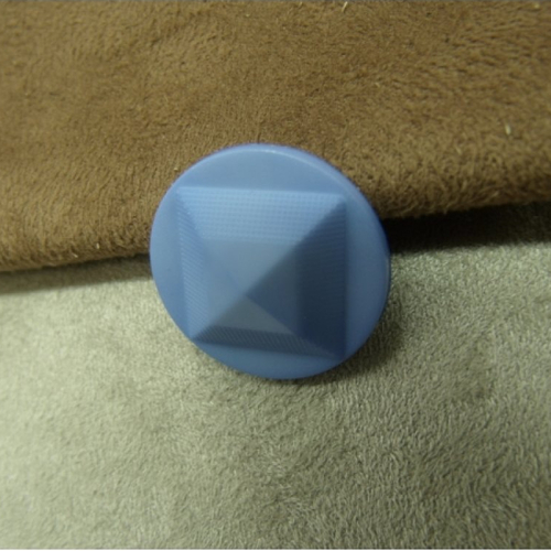 Bouton acrylique à queue motif pyramide  bleu ,22 mm, de belle qualité