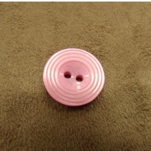 Bouton acrylique à 2 trous rose soutenu  18 mm