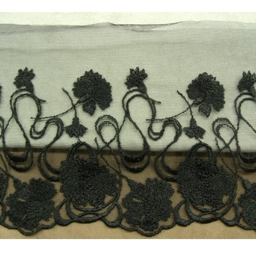 Dentelle de calais noire brodé sur tulle,15 cm, tulle finement surbrodé motif ouillets sur une bordure, de fabrication française