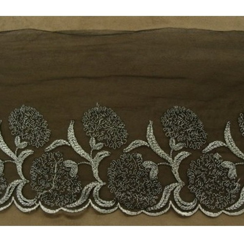 Dentelle de calais ,noire brodée beige,20 cm / hauteur de broderie 11 cm, de fabrication française