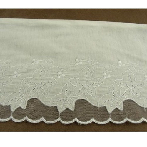 Dentelle de calais blanche brodée sur jersey de coton largeur 14 cm hauteur de broderie 7 cm
