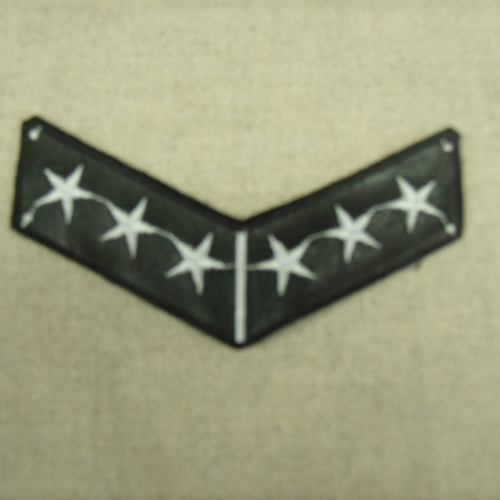 Ecusson militaire à coudre sur fond noir motif etoile blanche , largeur 10cm sur hauteur 3cm