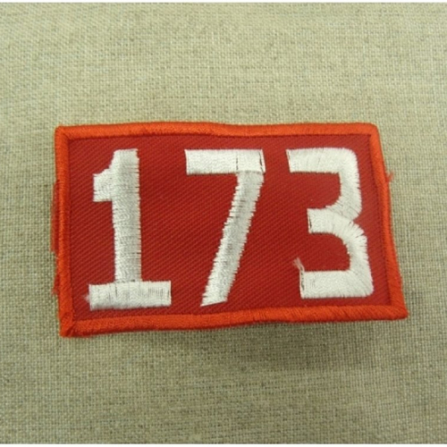 Ecusson militaire à coudre rouge et blanc motif 173, largeur 7cm hauteur 4cm