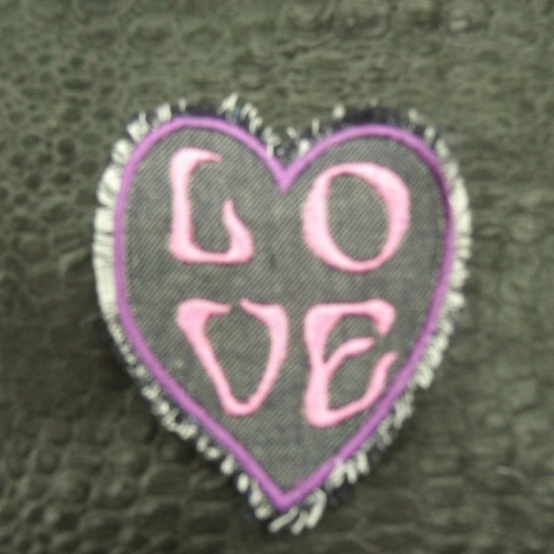 Ecusson à coudre-motif: jean's coeur love rose fushia et violet, largeur 7cm sur hauteur 8cm