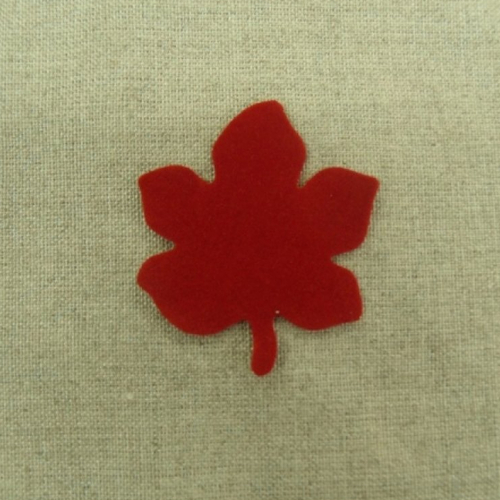 Ecusson à coudre motif trèfle rouge , largeur 4cm sur hauteur 4cm
