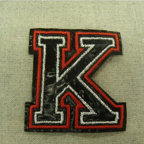 Ecusson thermocollant rouge et noir motif k, largeur 3,5cm sur hauteur 6cm