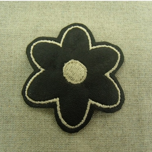 Ecusson thermocollant motif : rosace noir et blanc, largeur 4cm sur hauteur 6cm