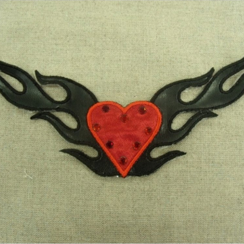 Ecusson thermocollant- aigle noir skai avec cœur strass rouge , largeur 12cm sur hauteur 4,5cm