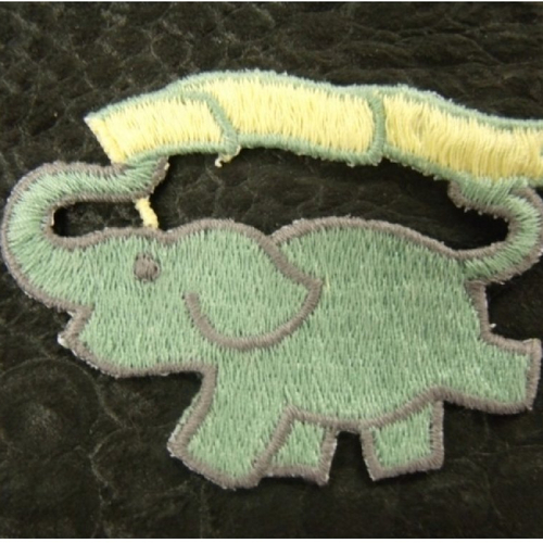 Ecusson thermocollant- motif: elephant gris vert et jaune , largeur 6cm sur hauteur 5cm