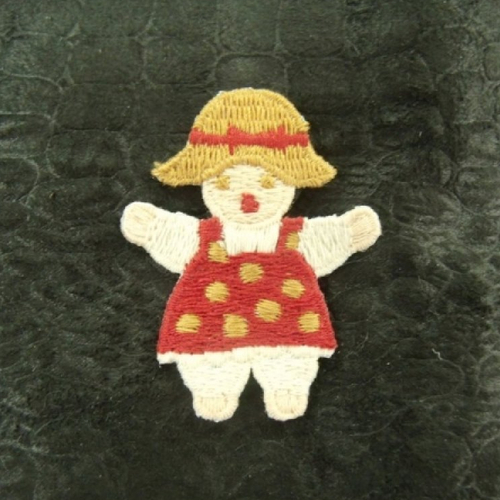 Ecusson à coudre- motif: fillette robe rouge a chapeau beige , largeur3,5cm sur hauteur 7cm