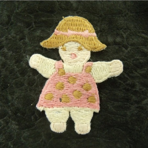 Ecusson à coudre- motif: fillette- robe rose avec chapeau beige largeur 3,5 cm sur hauteur 5cm