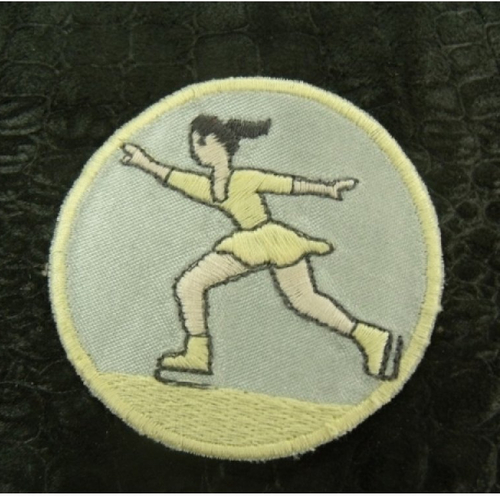 Ecusson thermocollant- motif: patineuse avec robe jaune ,5.5 cm