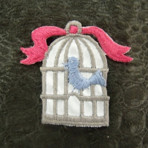 Ecusson à coudre- motif: cage a oiseau- gris bleu et rose ,largeur 3cm sur hauteur 4cm