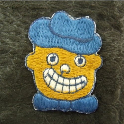 Ecusson thermocollant- motif: bonhomme souriant, - bleu et marron ,largeur 3cm sur hauteur 5cm
