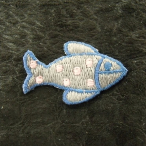 Ecusson à coudre- motif: poisson gris bleu et rose , largeur 3,5cm sur hauteur 2,5cm