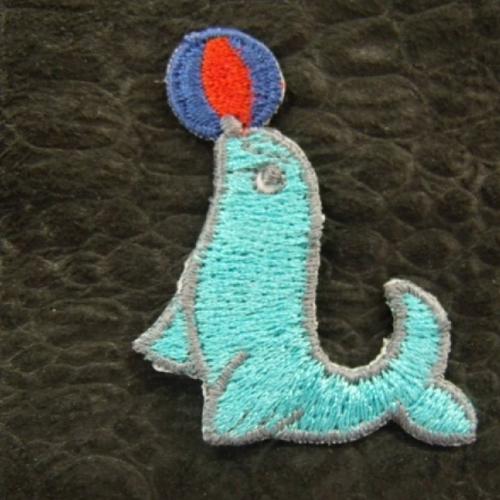 Ecusson à coudre- motif:phoque bleu avec ballon rouge et bleu ,largeur 4,5 cm / hauteur 2 cm
