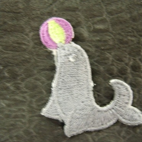 Ecusson à coudre- motif phoque gris avec ballon violet et jaune, largeur 4,5 cm / hauteur 2 cm