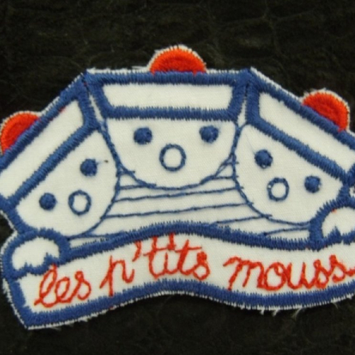 Ecusson thermocollant motif bonhommes les p'tits mouss bleu et rouge, largeur 6 cm / hauteur 4 cm