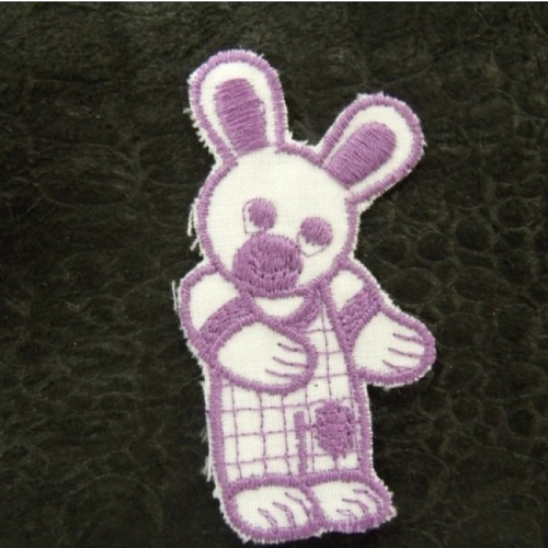 Ecusson thermocollant- motif: lapin violet et blanc , largeur 3cm sur hauteur 5cm