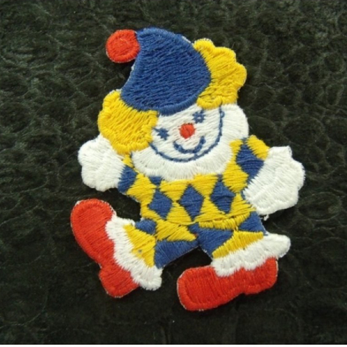 Ecusson à coudre- motif : clown assis - bleu jaune blanc et rouge , largeur 4 cm / hauteur 5 cm