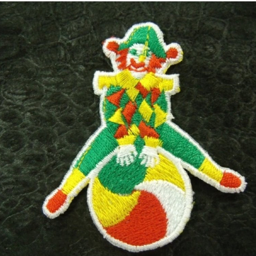 Ecusson à coudre- motif clown sur ballon- vert  jaune et rouge , largeur 2 cm / hauteur 6 cm