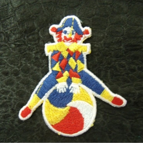 Ecusson à coudre- motif clown sur ballon bleu foncé rouge et jaune ,largeur 2 cm / hauteur 6 cm