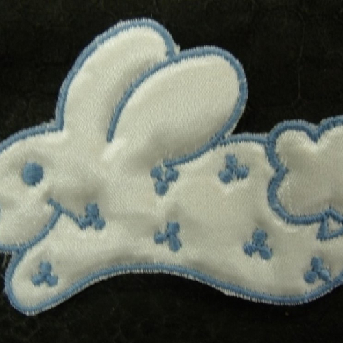 Ecusson à coudre- motif lapin bleu et blanc, largeur 7,5 cm / hauteur 4,5 cm