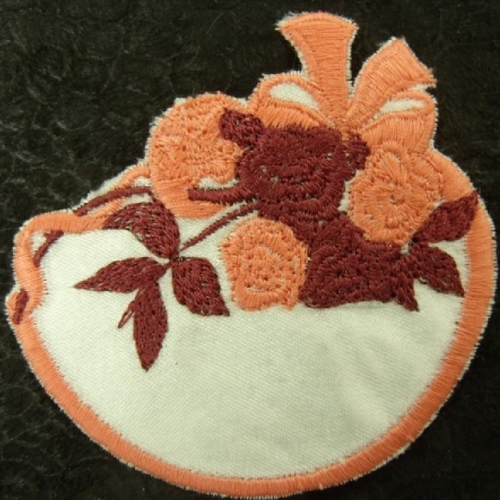 Ecusson thermocollant- motif : fleur et feuille- rose et bordeaux sur fond blanc, largeur 7 cm/ hauteur 6 cm