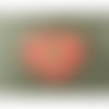 Ecusson thermocollant- motif: coeur vert sur fond rouge , largeur 4.5 cm / hauteur 3 cm