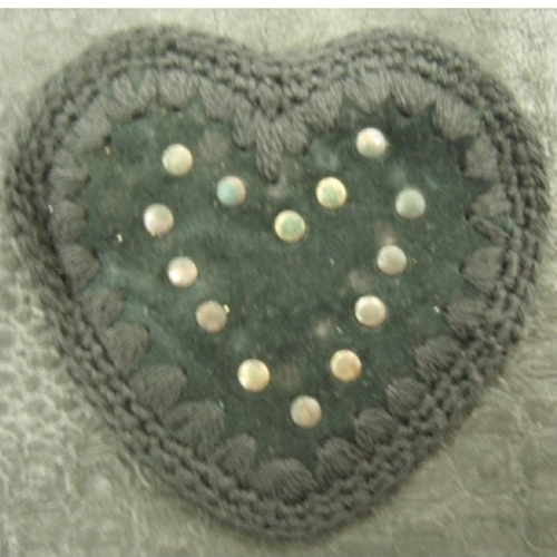 Ecusson à coudre- motif : coeur avec rivet& oeillet noir ,largeur 9,5cm / hauteur 8cm