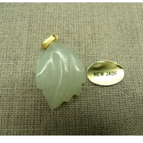 Pendentif motif feuille-new jade,hauteur: 2,5 cm / largeur:2 cm / epaisseur: 3 mm