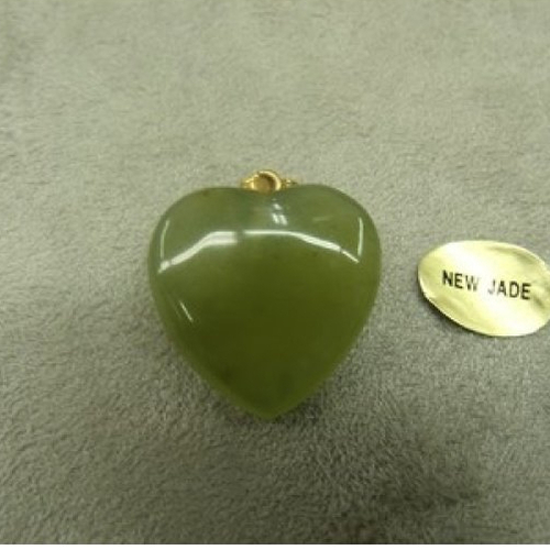 Pendentif motif coeur- pm- new jade,largeur: 2 cm / hauteur: 2cm / epaisseur: 0,6cm