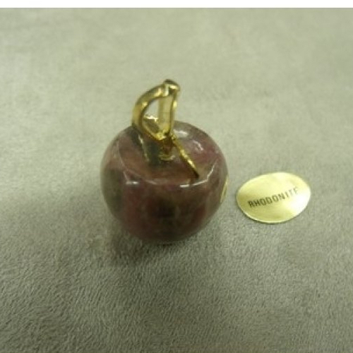 Pendentif motif pomme- rhodonite ,hauteur: 2,5 cm / diametre: 1,5 cm