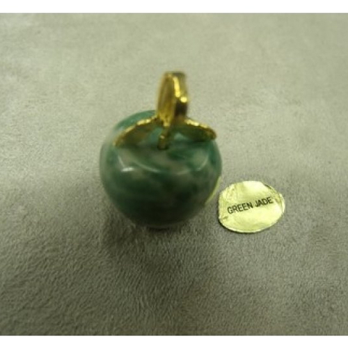 Pendentif motif pomme- green jade ,hauteur: 2,5 cm / diametre: 1,5 cm