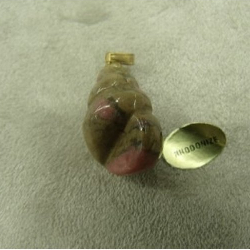 Pendentif motif coquillage-rhodonite , hauteur: 2,5 cm /largeur: 1,5 cm/ epaisseur:15 mm