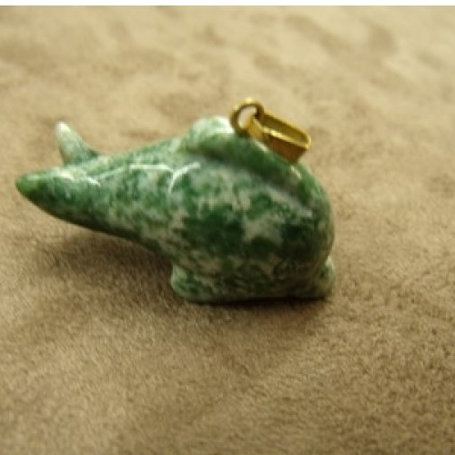 Pendentif motif dauphin-green spot stone ,longueur: 3,5 cm / hauteur: 2 cm / epaisseur 1,3 cm