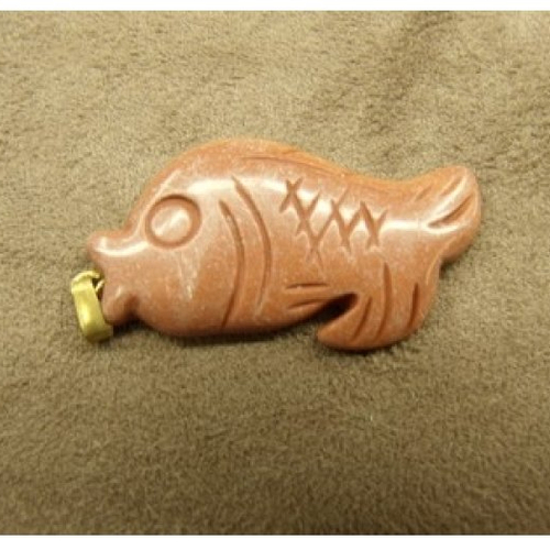 Pendentif motif poisson- red aventurine ,longueur : 7 cm / hauteur : 2,5 cm / epaisseur : 0,3 cm