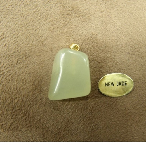 Pendentif motif pierre- new jade ,hauteur: 2 cm / largeur 1,5 cm / epaisseur: 1,5 cm