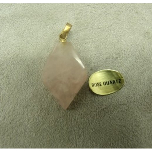 Pendentif motif losange- rose quartz ,hauteur: 2,2 cm / largeur: 1,5 cm/ epaisseur: 6 mm